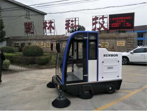 圣倍諾電動掃地機2000A清潔設備中的“清掃明星”