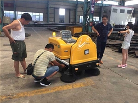 小型車間掃地機順利交付江蘇金安鋼構(gòu)