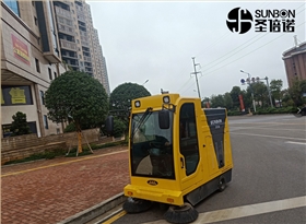 路面清掃車改善鄉(xiāng)村衛(wèi)生環(huán)境 路面清掃車改善鄉(xiāng)村衛(wèi)生環(huán)境