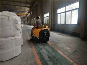 常州某玻璃廠來廠考察體驗掃地車 