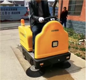 江蘇某貨架生產企業咨詢采購小型電動掃地車