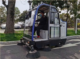 常州某物業公司來工廠試駕電動掃地車