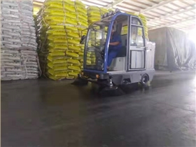 河南某化肥廠采購2000A電動(dòng)掃地車