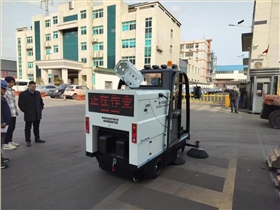 電動(dòng)駕駛掃地機(jī)為什么受歡迎？
