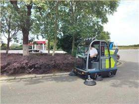 小型掃地車相對于大型掃地車有什么優勢