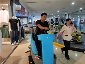 駕駛式電動洗地機(jī)是商場清潔的新寵兒！