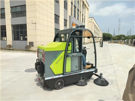 小型清掃車是工業園區保潔的重要工具