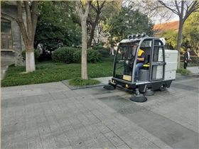 環(huán)衛(wèi)電動(dòng)掃地車給我們帶來(lái)了便利，我們可以快速完成任務(wù)