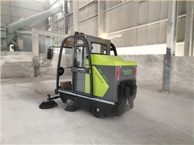 越來越多的粉塵企業選擇購買噴水掃地車