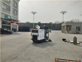 電動(dòng)駕駛式掃地機(jī)正成為清潔行業(yè)的新寵