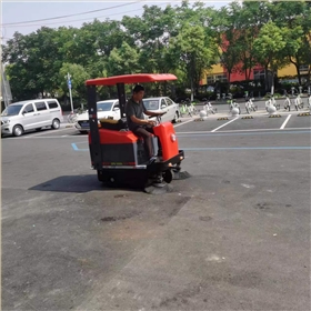 駕駛式小型掃地機