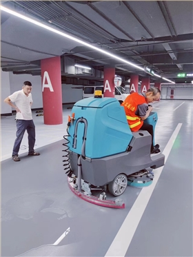 駕駛式洗地機：多行業(yè)應(yīng)用與市場保護