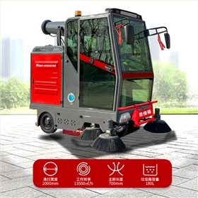 駕駛式道路清掃車——現(xiàn)代城市環(huán)保的“清潔衛(wèi)士”