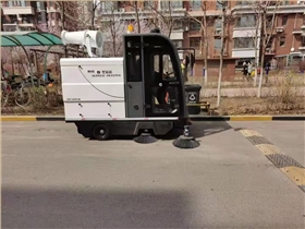 駕駛式電動清掃車:景區公園的“清潔新勢力” 駕駛式電動清掃車:景區公園的“清潔新勢力”
