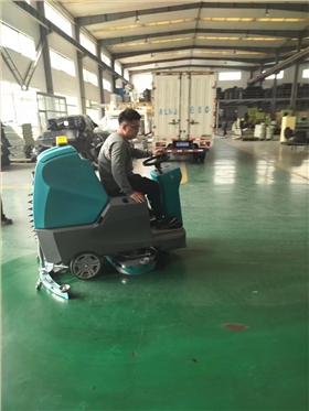 駕駛式車間清掃機：高效清潔的工業利器