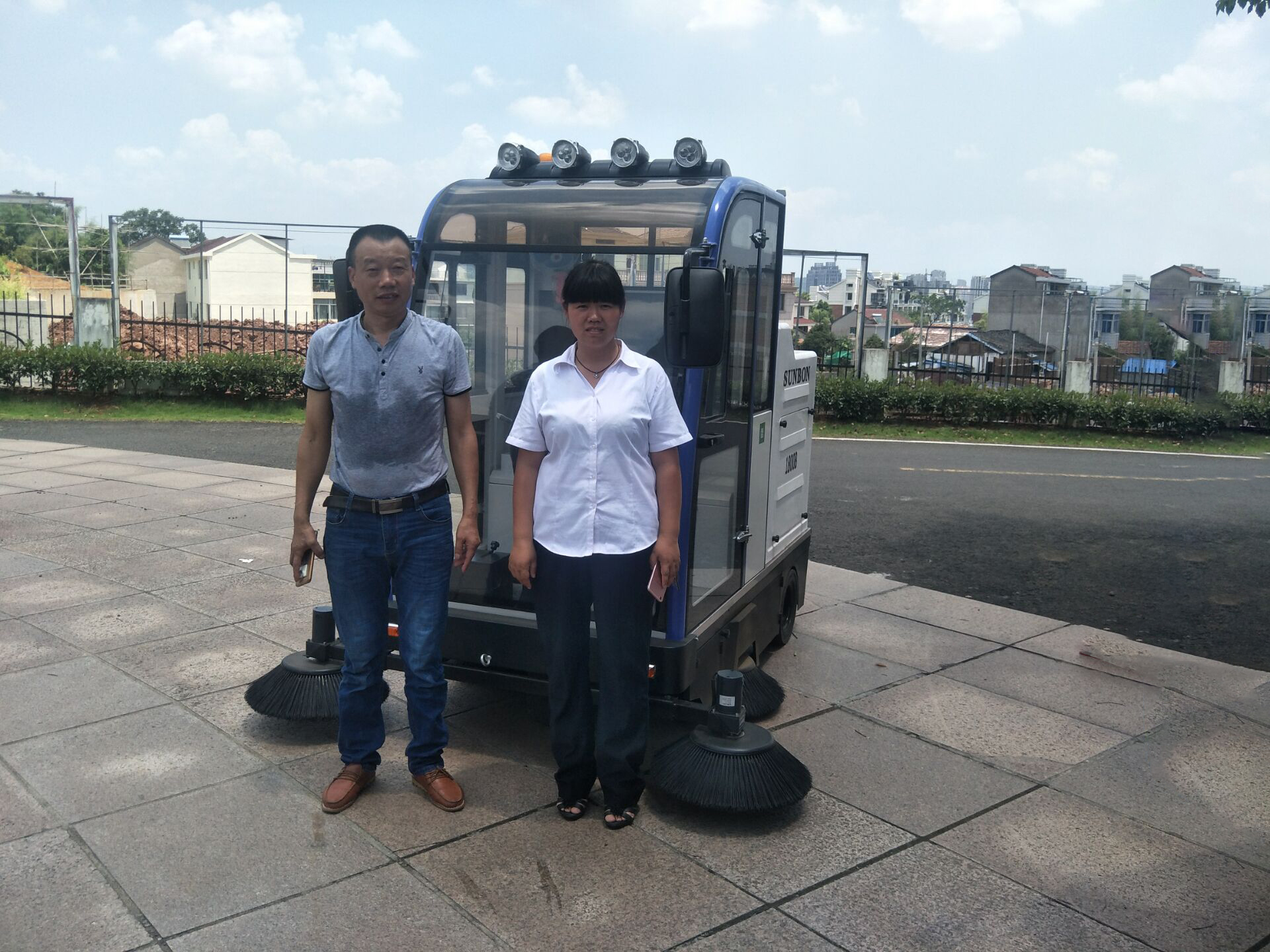 為什么越來越多的物業小區采購駕駛式掃地車