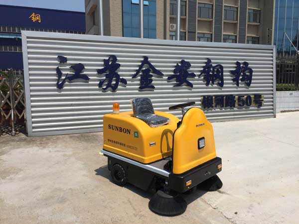 小型車間掃地機(jī)順利交付江蘇金安鋼構(gòu) 小型車間掃地機(jī)順利交付江蘇金安鋼構(gòu)