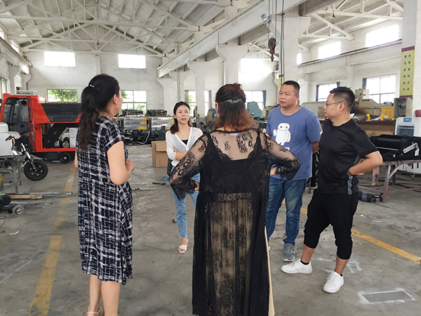 無錫客戶參觀工廠預(yù)購電動掃地機2000A