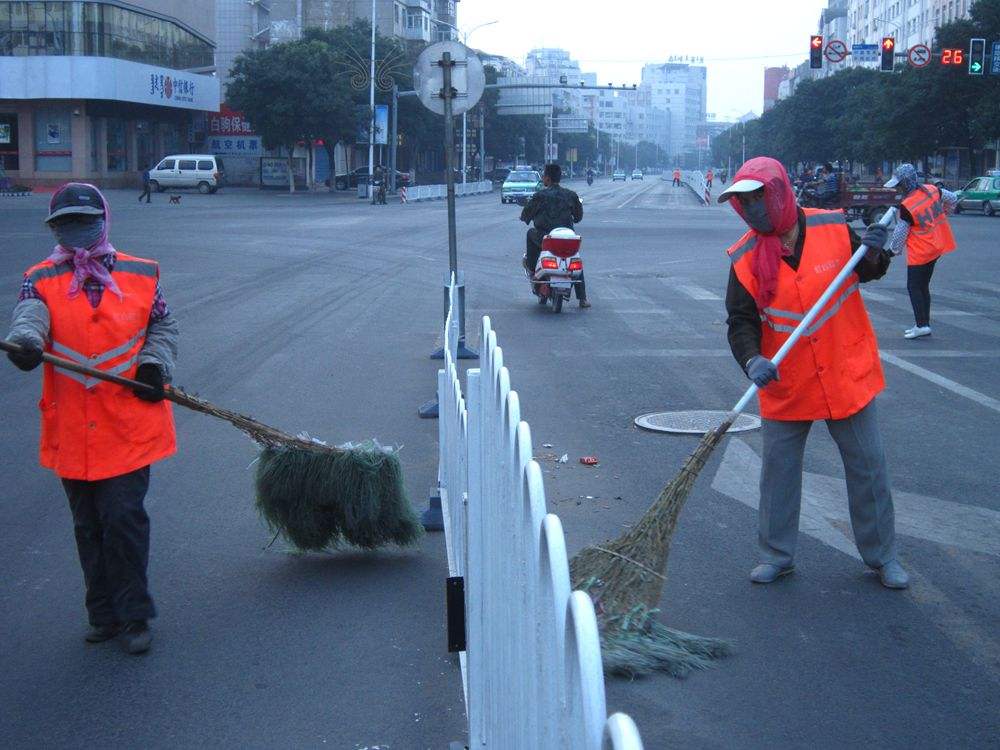 電動(dòng)掃地車(chē)成為城市環(huán)衛(wèi)標(biāo)配