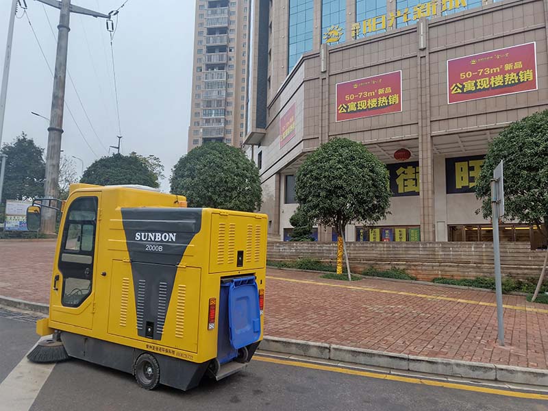 電動環(huán)衛(wèi)掃路車-城市保潔新武器