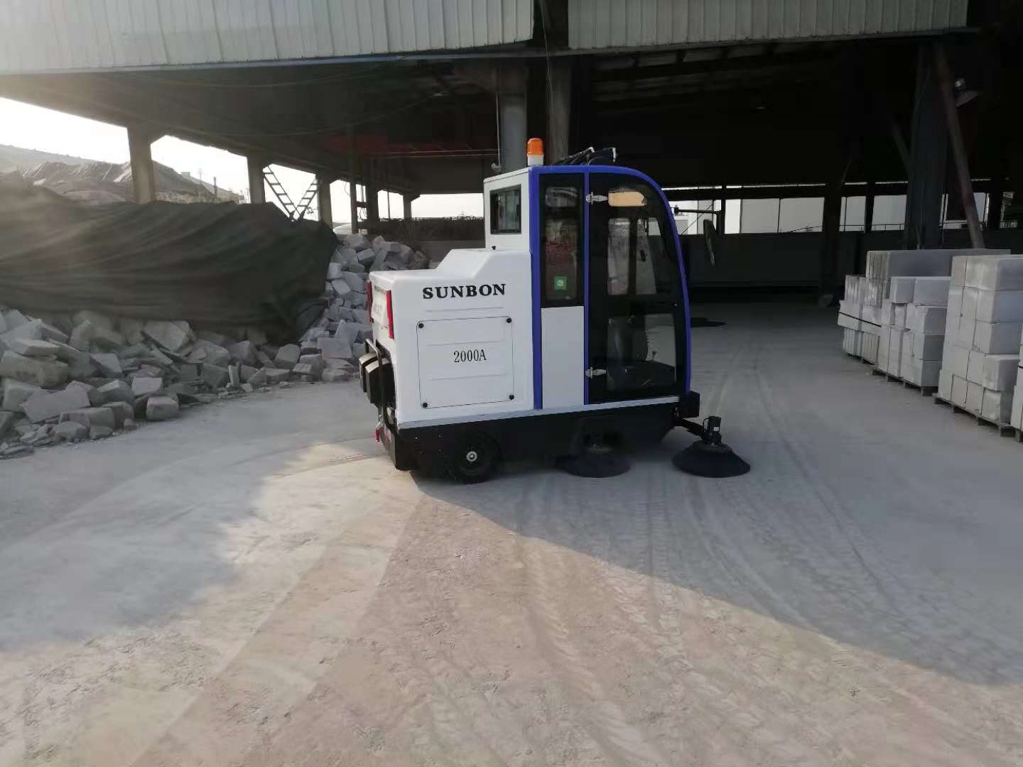 電動掃地車走進河南駐馬店某建設公司 電動掃地車走進河南駐馬店某建設公司