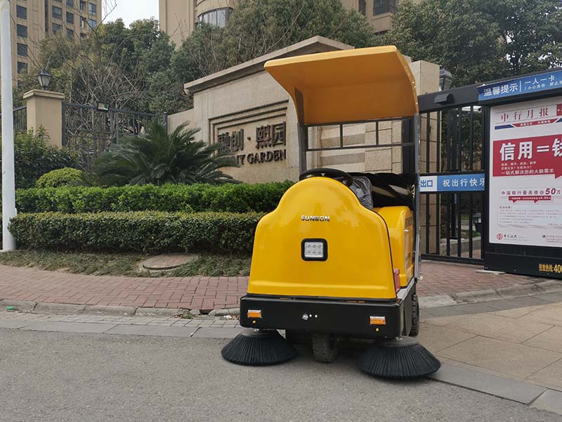適合物業(yè)保潔用的灑水電動清掃車 適合物業(yè)保潔用的灑水電動清掃車