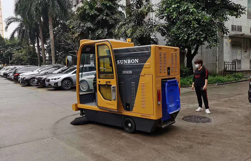 街道環衛使用駕駛式電動掃地車清掃保潔