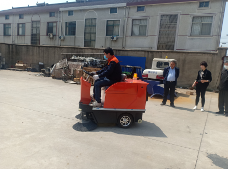 1200型工廠掃地機(jī)進(jìn)駐鎮(zhèn)江某滑輪機(jī)械廠