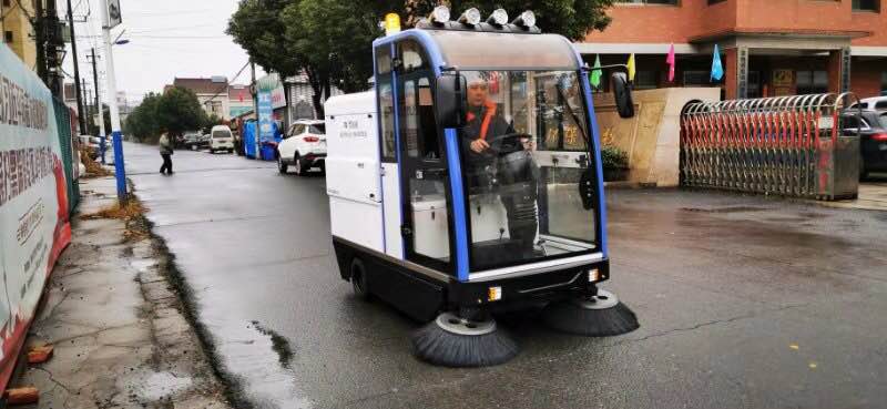 掃地車廠家?guī)懔私怆妱訏叩剀噧?yōu)勢