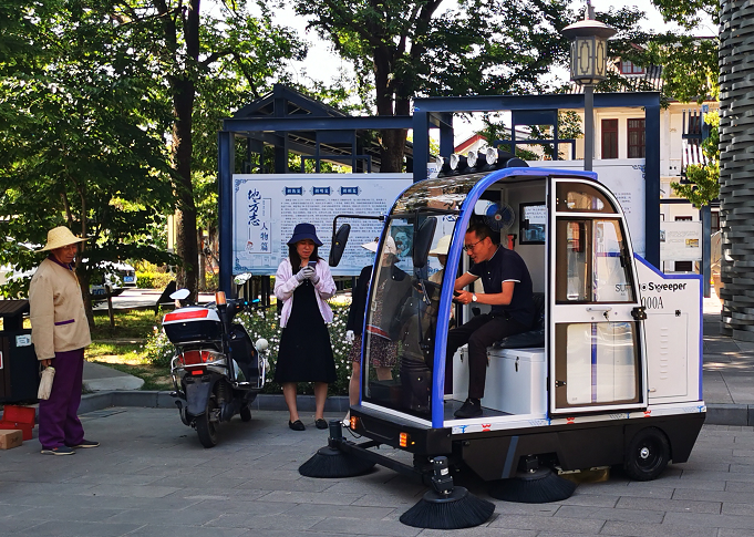 適合公園落葉清掃的電動掃地車