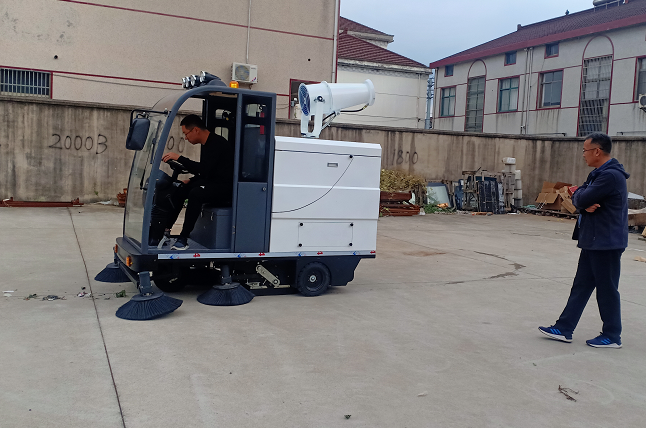 企業(yè)主采購工廠掃地車的好處