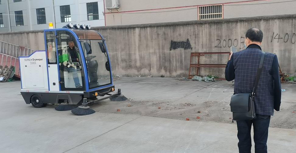 連云港客戶來掃地車廠家體驗(yàn)試機(jī)