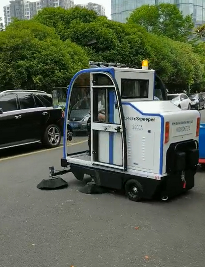 2000A電動掃地車走進(jìn)常州市政府