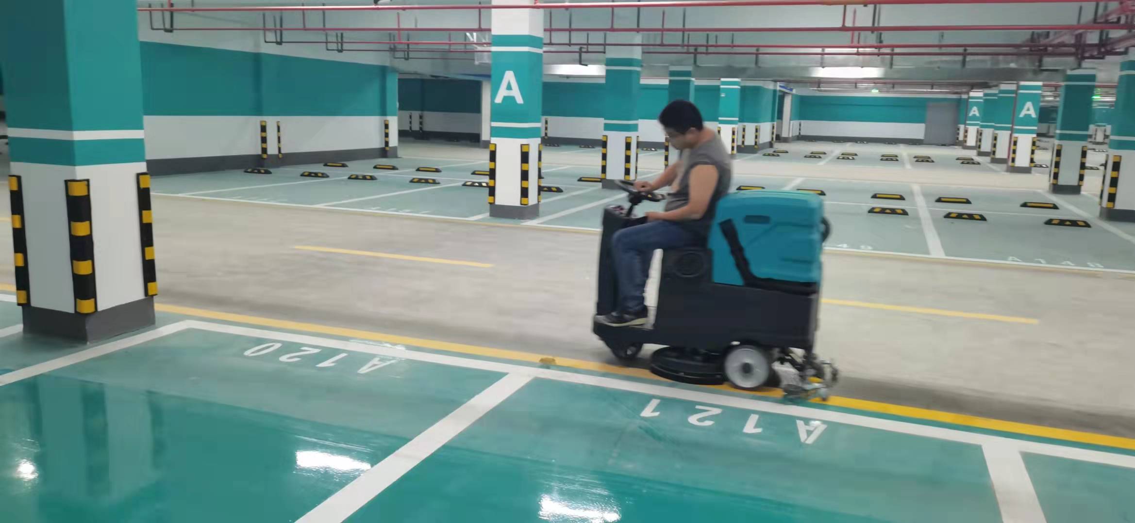 用什么洗地機(jī)清洗車間地面的灰塵和污漬比較好？