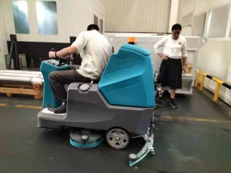 用什么洗地機(jī)清洗車間地面的灰塵和污漬比較好？