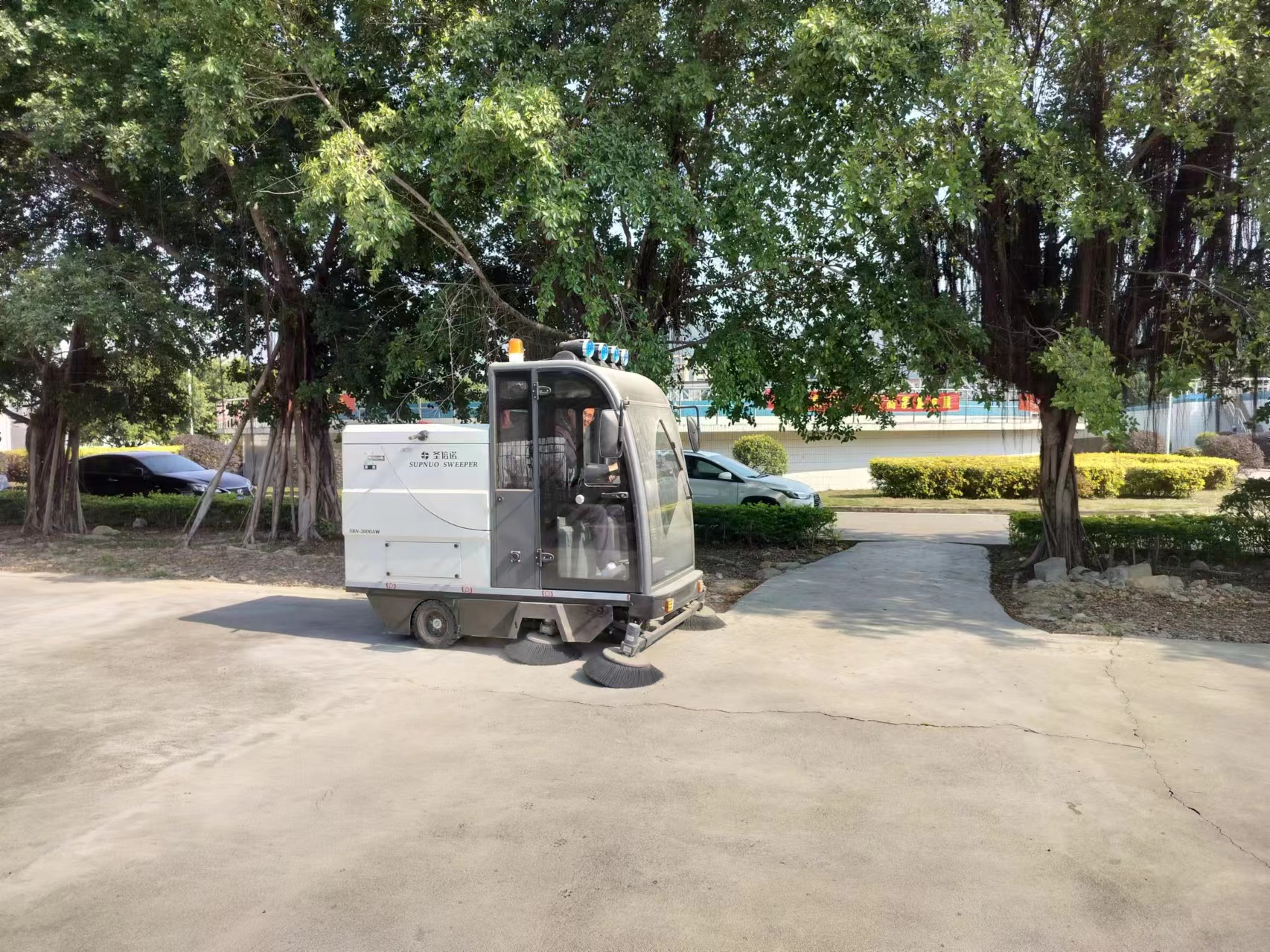 閉式電動(dòng)清掃車的應(yīng)用場所也非常廣泛
