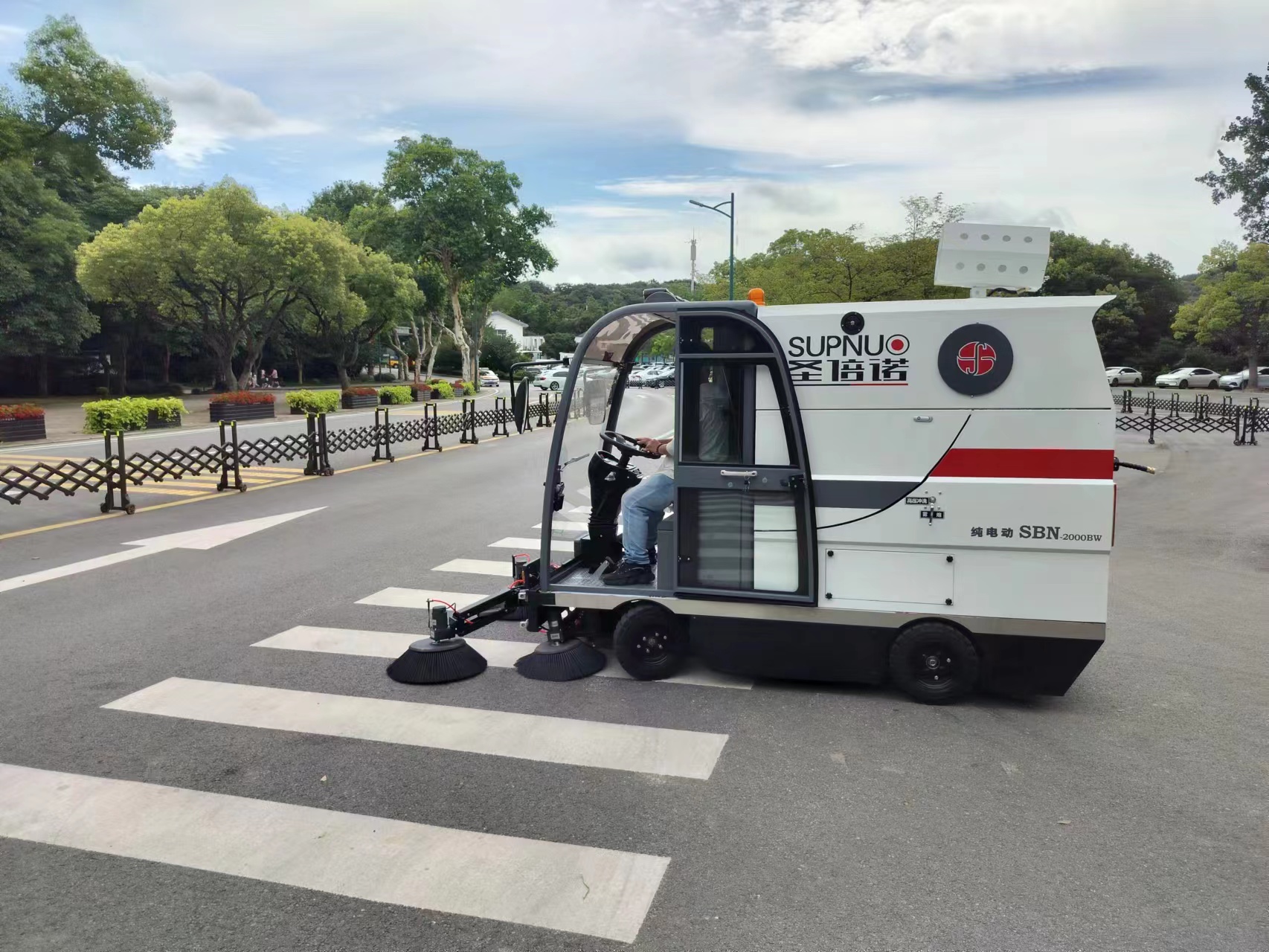 電動(dòng)清掃車(chē)讓我們能夠快速完成清掃工作