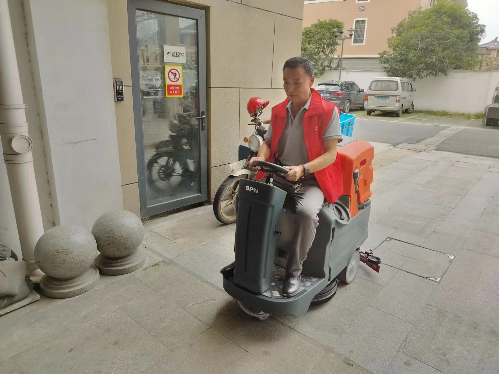 環(huán)保節(jié)能的電動手推式洗地機如何應用于不同場所
