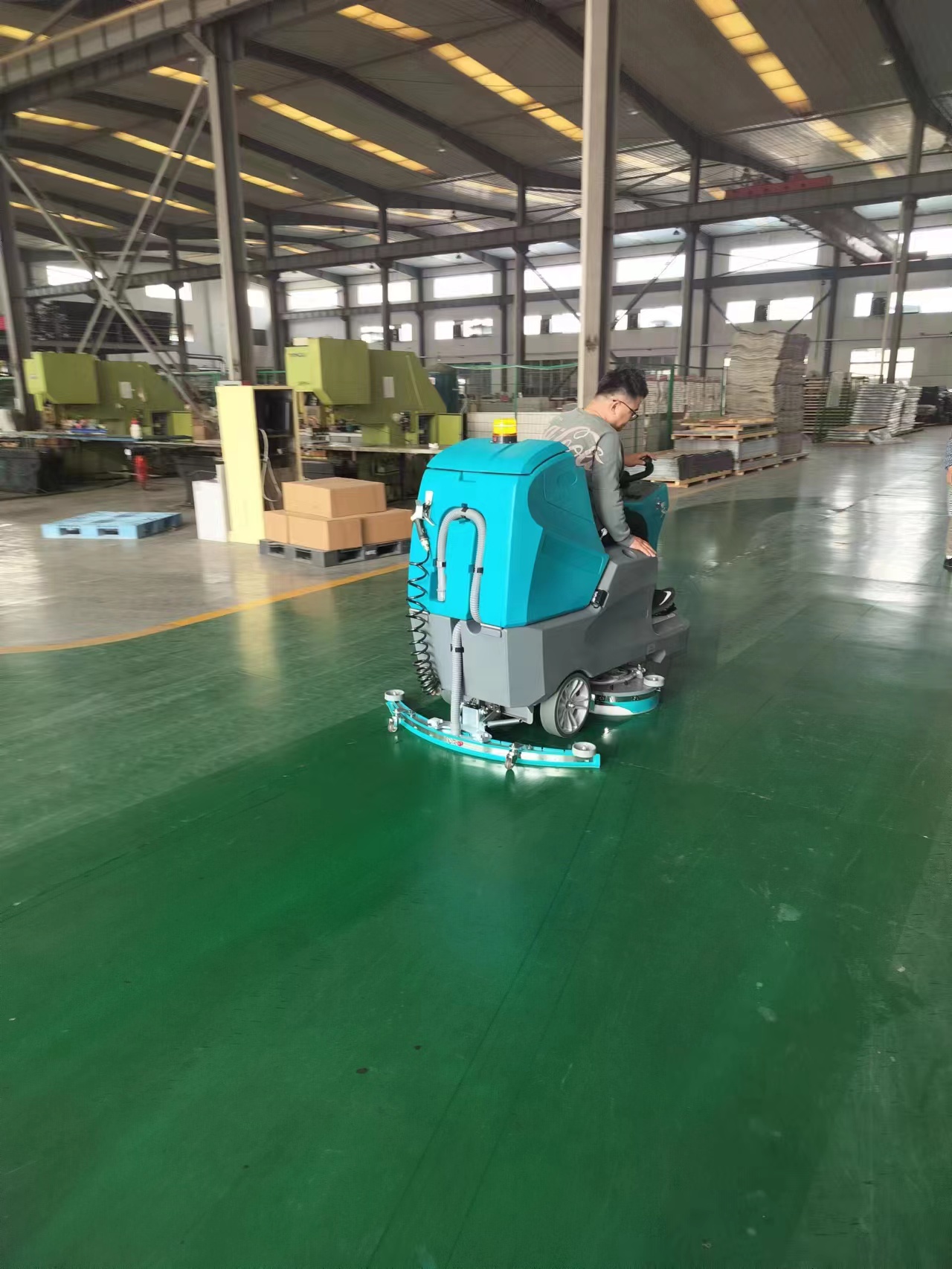 小區清掃車在地下車庫的應用