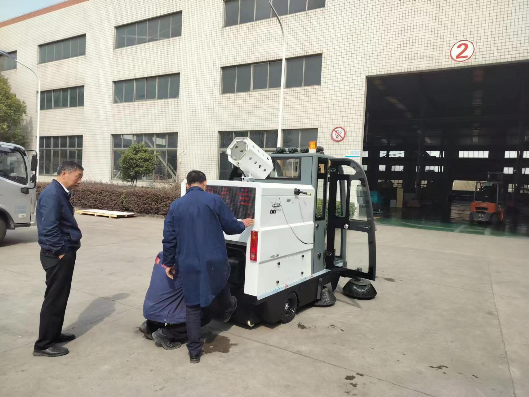 清潔簡單又高效，小型電動(dòng)掃地車成為受歡迎的清掃利器