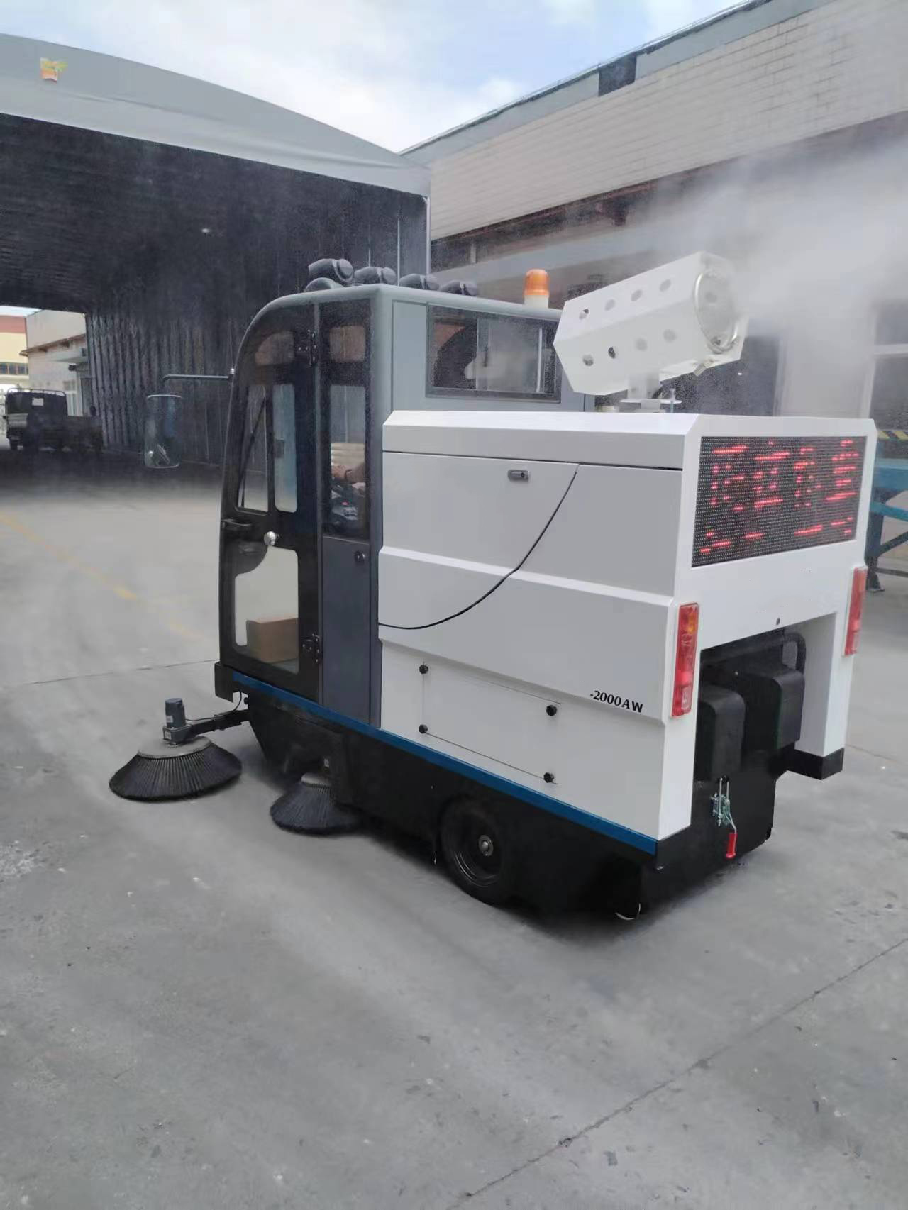 使用駕駛式電動掃地車，可以說可以達到事半功倍的效果