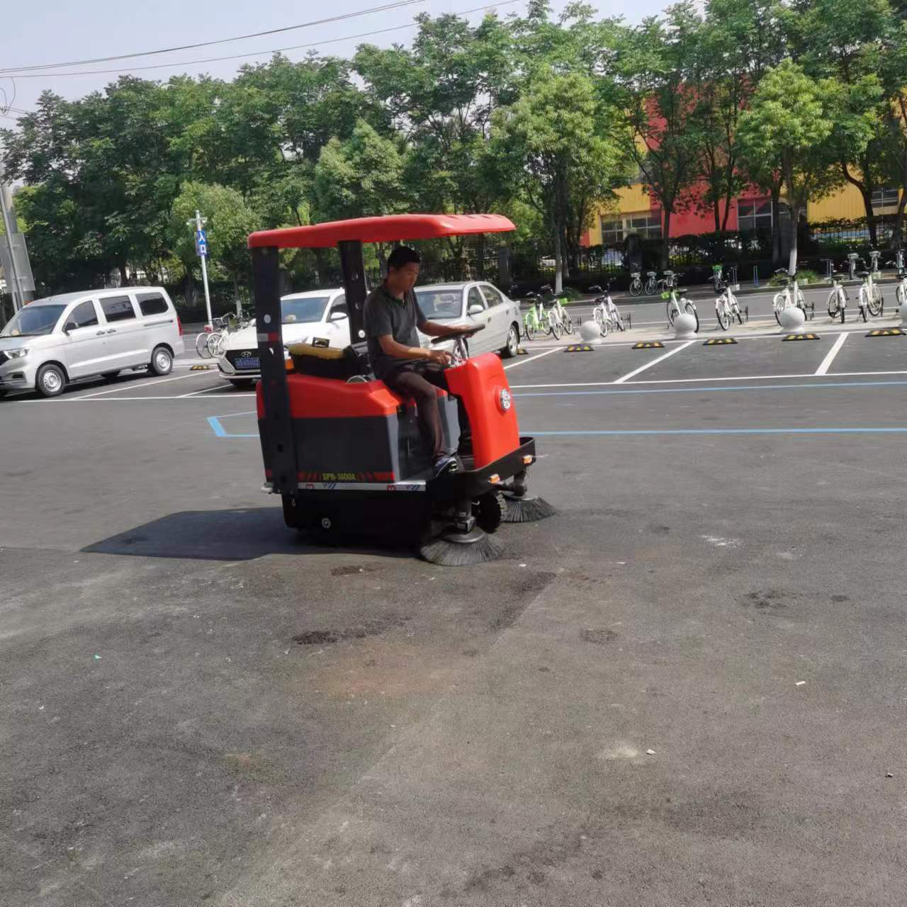 駕駛式小型掃地機(jī)