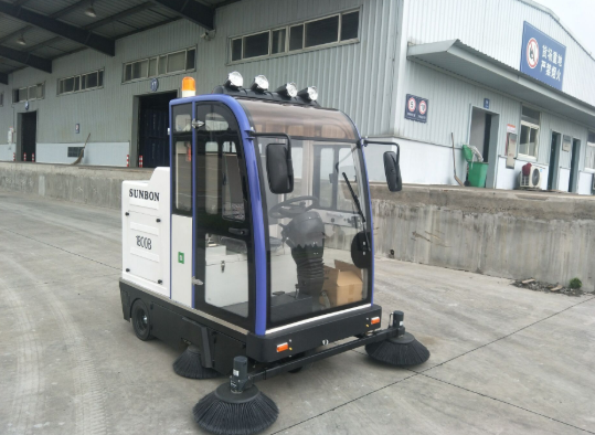 工廠掃地車品牌選擇指南，實(shí)用性、售后服務(wù)、品牌口碑是關(guān)鍵！
