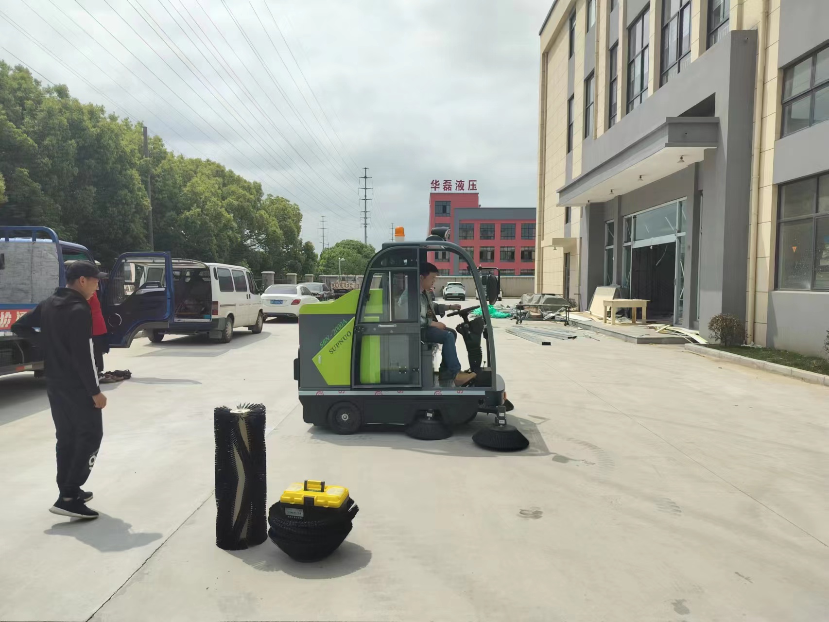 工廠掃地車品牌選擇指南，實(shí)用性、售后服務(wù)、品牌口碑是關(guān)鍵！