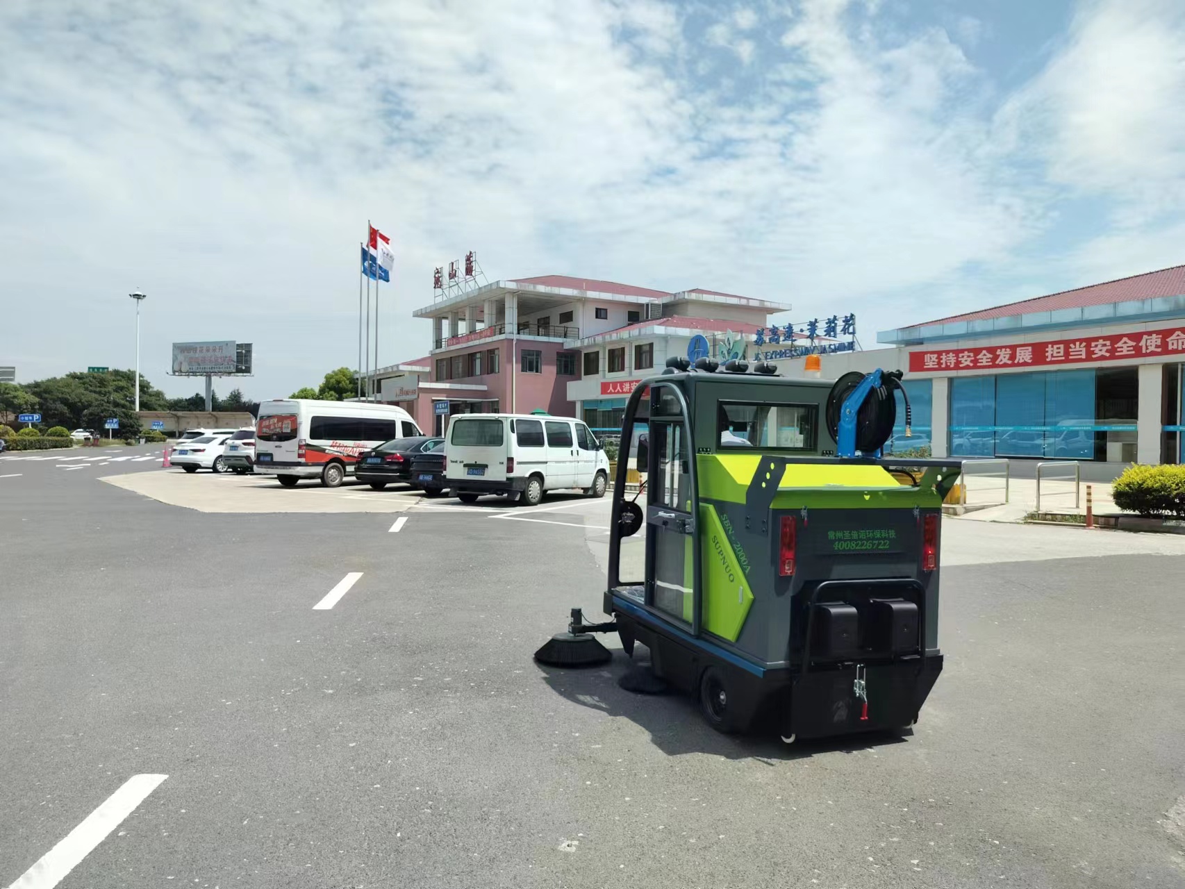 選擇高效駕駛掃地車，告別傳統人工清掃 