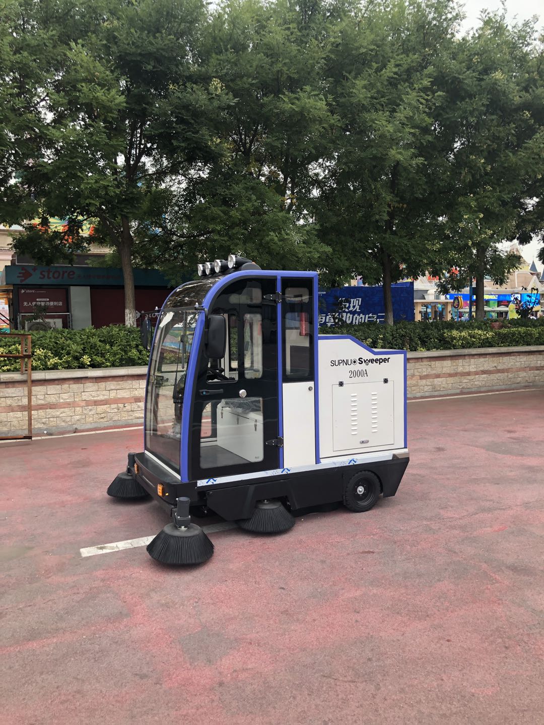 解決炎熱與塵土，電動清掃車助力環衛工作 