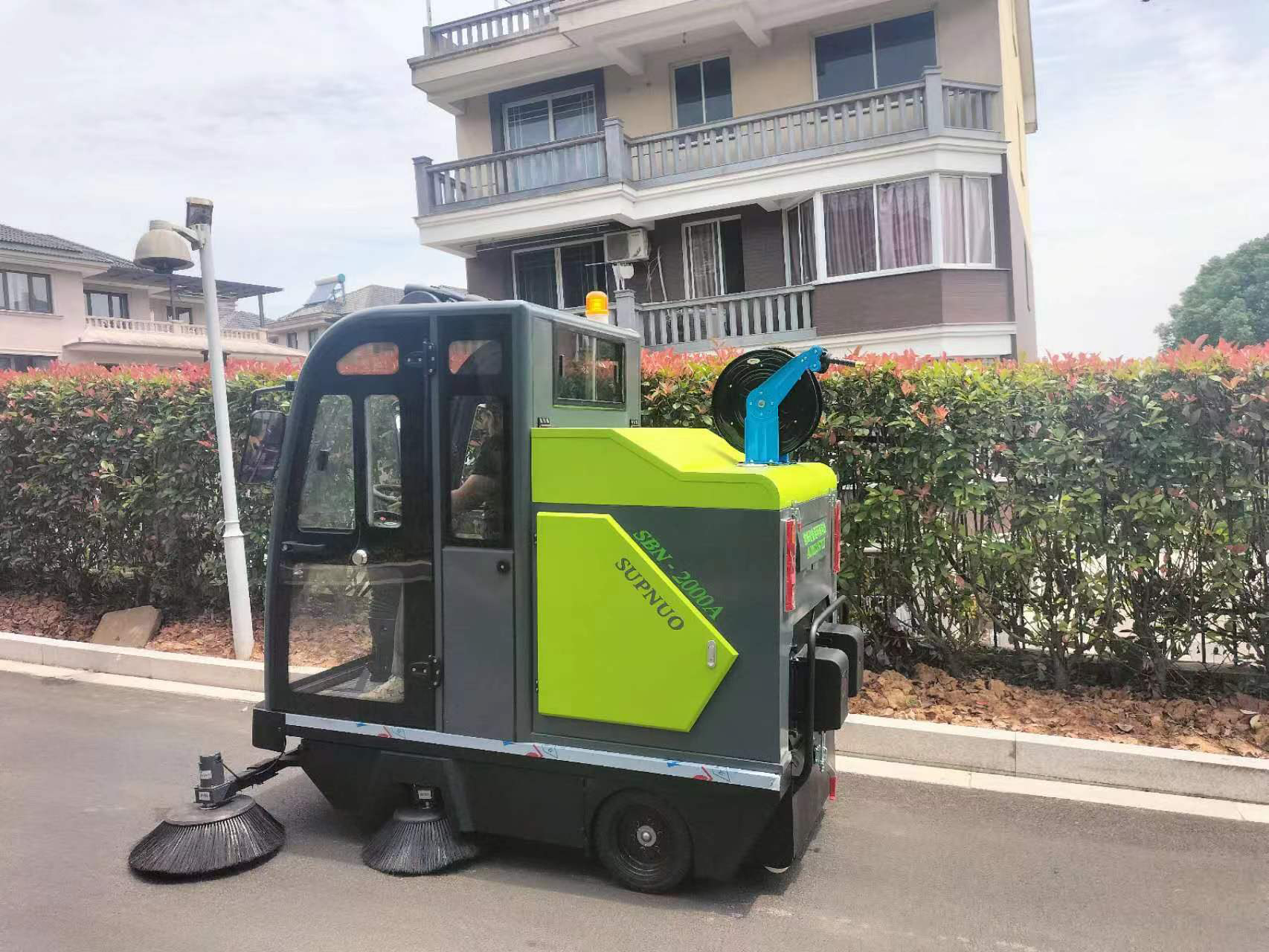 小型三輪掃路車