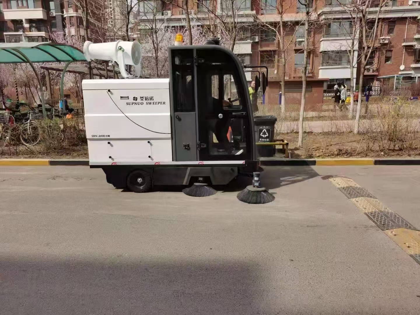 駕駛式電動清掃車:景區公園的“清潔新勢力” 駕駛式電動清掃車:景區公園的“清潔新勢力”