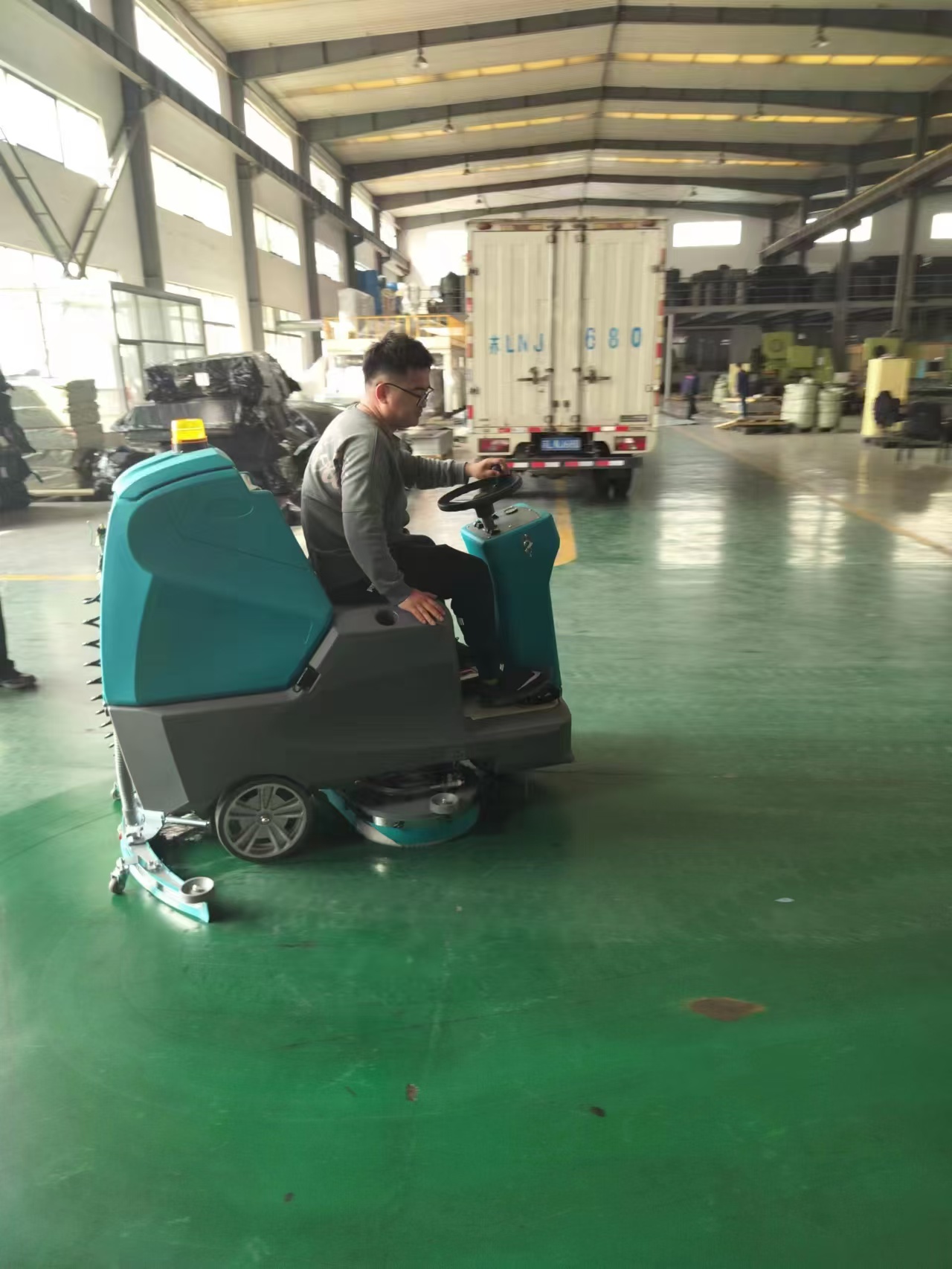 駕駛式車間清掃機：高效清潔的工業利器