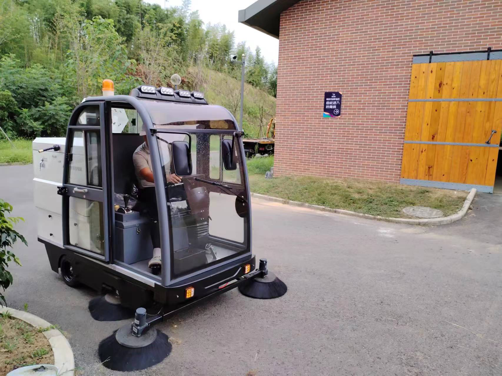 電動清掃車給我們帶來了便利，讓我們能夠快速完成任務